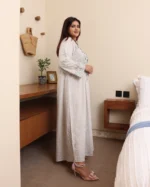 ⁦جلابيه بيج بفصوص ورورد من صدر⁩ - الصورة ⁦4⁩