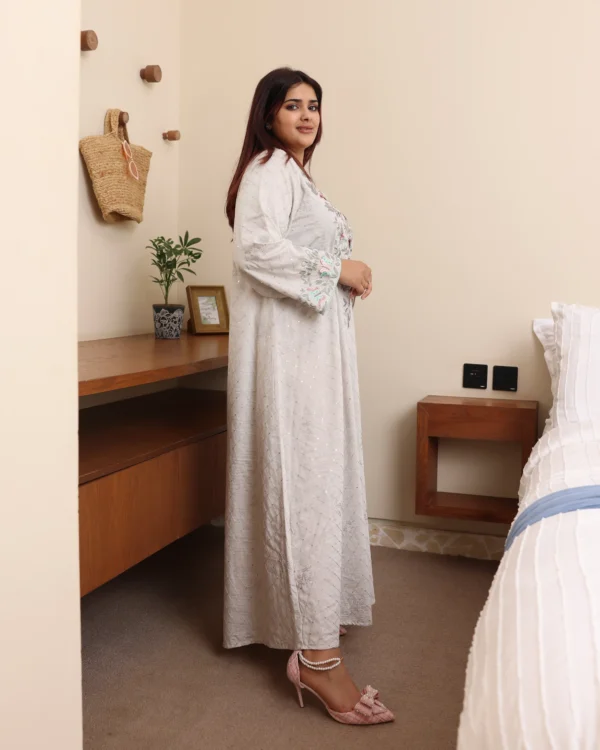 ⁦جلابيه بيج بفصوص ورورد من صدر⁩ - الصورة ⁦4⁩