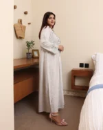 ⁦جلابيه بيج بفصوص ورورد من صدر⁩ - الصورة ⁦4⁩