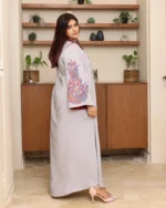 جلابية رصاصي بتطريز دقات ملونة من الأمام و اكمام وسيع