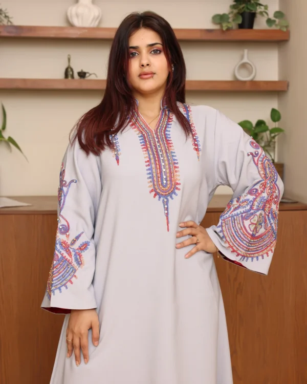 ⁦جلابية رصاصي بتطريز دقات ملونة من الأمام و اكمام وسيع⁩ - الصورة ⁦4⁩