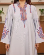 ⁦جلابية رصاصي بتطريز دقات ملونة من الأمام و اكمام وسيع⁩ - الصورة ⁦3⁩