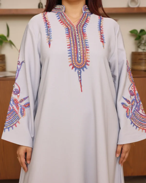 ⁦جلابية رصاصي بتطريز دقات ملونة من الأمام و اكمام وسيع⁩ - الصورة ⁦3⁩