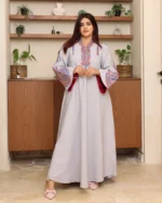 ⁦جلابية رصاصي بتطريز دقات ملونة من الأمام و اكمام وسيع⁩ - الصورة ⁦5⁩