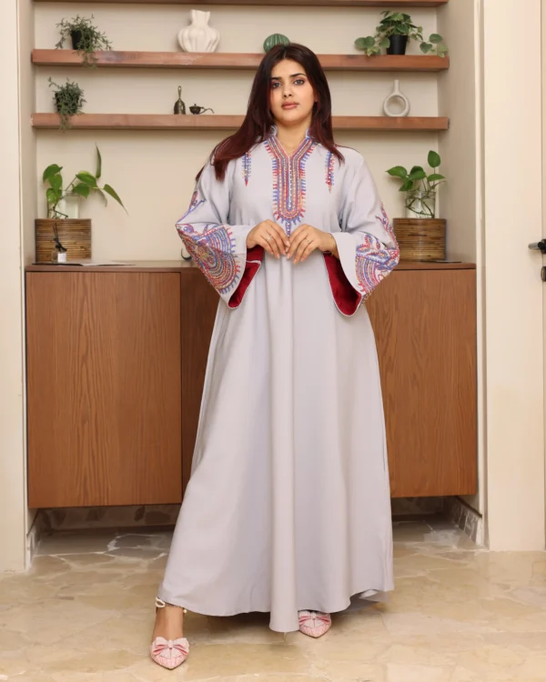 ⁦جلابية رصاصي بتطريز دقات ملونة من الأمام و اكمام وسيع⁩ - الصورة ⁦5⁩