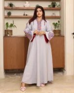 جلابية رصاصي بتطريز دقات ملونة من الأمام و اكمام وسيع - الصورة 5