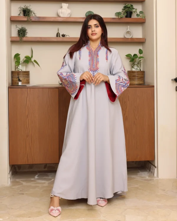 ⁦جلابية رصاصي بتطريز دقات ملونة من الأمام و اكمام وسيع⁩ - الصورة ⁦5⁩