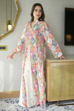 ⁦جلابية خربزي مزينه بدقات زرار من امام⁩ - الصورة ⁦3⁩