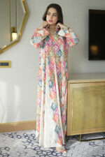 ⁦جلابية خربزي مزينه بدقات زرار من امام⁩ - الصورة ⁦4⁩