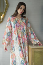 ⁦جلابية خربزي مزينه بدقات زرار من امام⁩ - الصورة ⁦8⁩