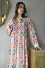 ⁦جلابية خربزي مزينه بدقات زرار من امام⁩ - الصورة ⁦9⁩