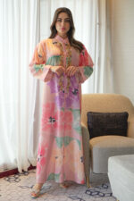 ⁦جلابيه وردي خليجيه بلياقه و شك ذهبي من امام⁩ - الصورة ⁦7⁩