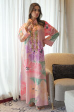 ⁦جلابيه وردي خليجيه بلياقه و شك ذهبي من امام⁩ - الصورة ⁦4⁩