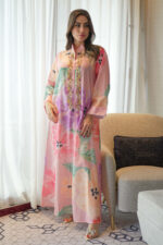 ⁦جلابيه وردي خليجيه بلياقه و شك ذهبي من امام⁩ - الصورة ⁦6⁩