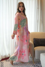 ⁦جلابيه وردي خليجيه بلياقه و شك ذهبي من امام⁩ - الصورة ⁦3⁩