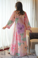 ⁦جلابيه وردي خليجيه بلياقه و شك ذهبي من امام⁩ - الصورة ⁦8⁩