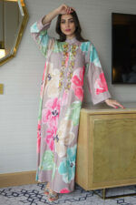 ⁦جلابيه بني خليجيه بلياقه و شك ذهبي من امام⁩ - الصورة ⁦4⁩