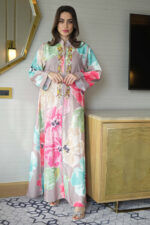 ⁦جلابيه بني خليجيه بلياقه و شك ذهبي من امام⁩ - الصورة ⁦7⁩