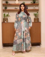⁦جلابية اخضر مزينه بدقات زرار كامل من امام⁩ - الصورة ⁦3⁩