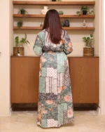 ⁦جلابية اخضر مزينه بدقات زرار كامل من امام⁩ - الصورة ⁦6⁩