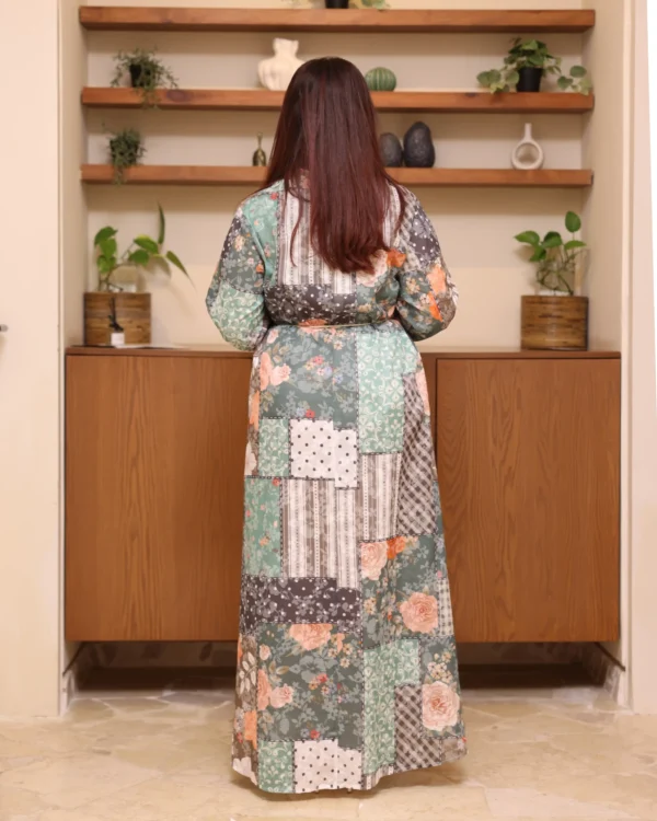 ⁦جلابية اخضر مزينه بدقات زرار كامل من امام⁩ - الصورة ⁦6⁩