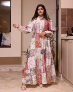 ⁦جلابية عنابي مزينه بدقات زرار كامل من امام⁩ - الصورة ⁦4⁩
