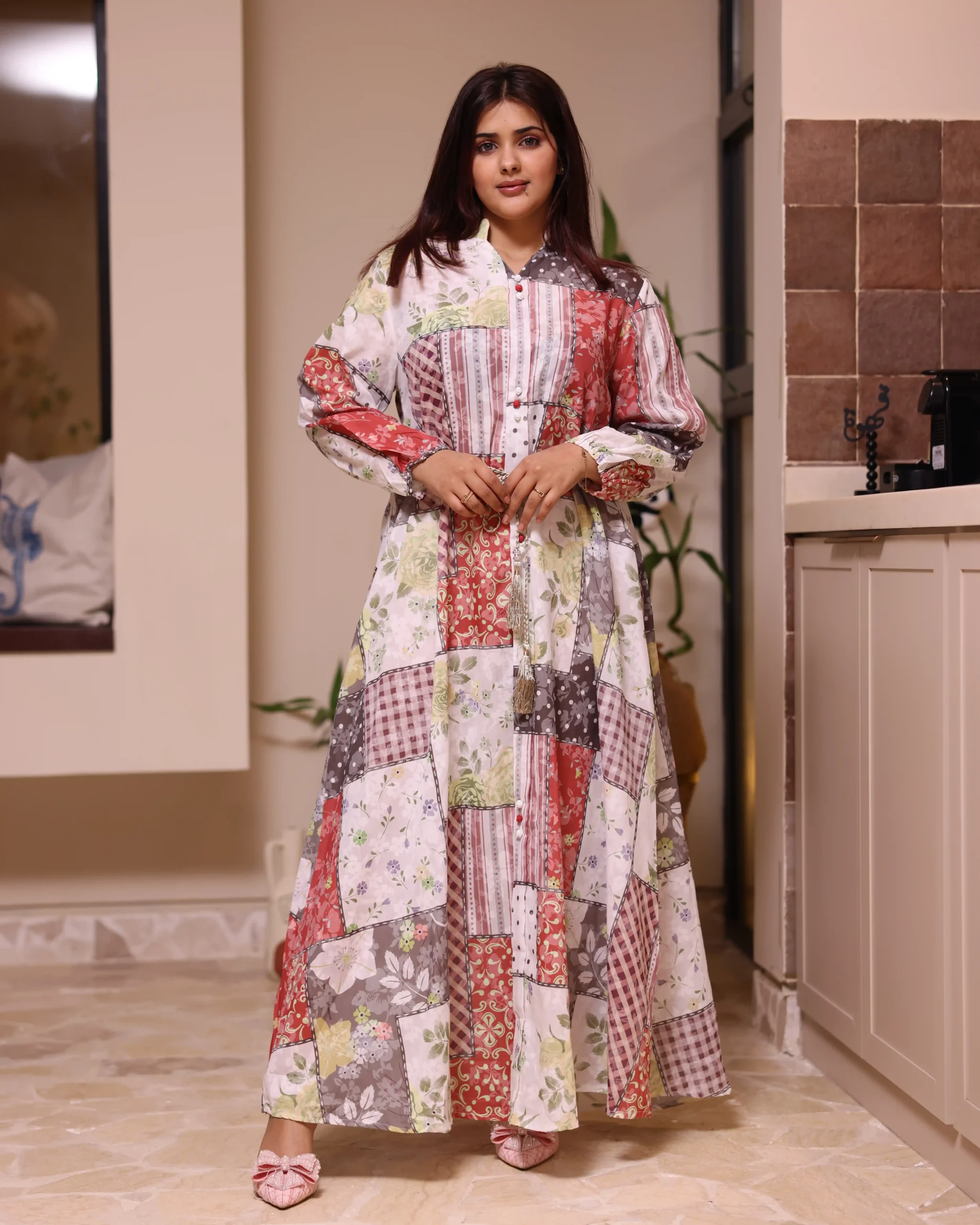 G-0328-2 (5) جلابية عنابي مزينه بدقات زرار كامل من امام - الصورة 1