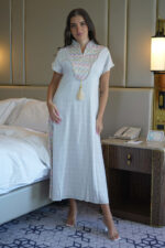 ⁦جلابيه رصاصي بترتر ملون من حلق و خلف كامل⁩ - الصورة ⁦2⁩