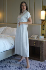 ⁦جلابيه رصاصي بترتر ملون من حلق و خلف كامل⁩ - الصورة ⁦4⁩