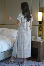 جلابيه رصاصي بترتر ملون من حلق و خلف كامل