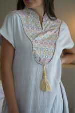 ⁦جلابيه رصاصي بترتر ملون من حلق و خلف كامل⁩ - الصورة ⁦7⁩