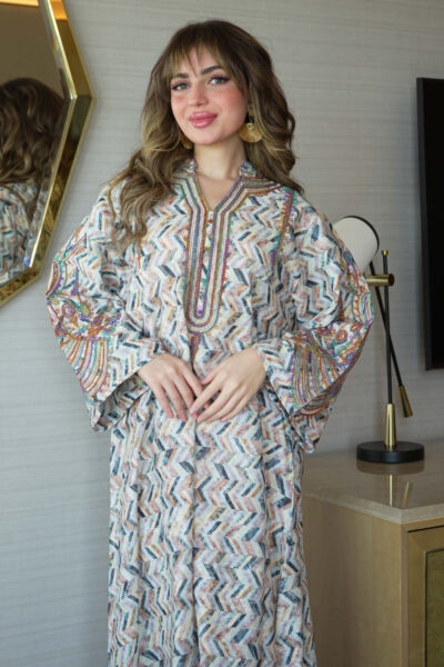 ⁦جلابية سماوي بتطريز دقات ملونة من الأمام و اكمام⁩ - الصورة ⁦10⁩