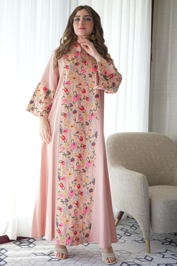 ⁦جلابيه وردي خليجيه بلياقه مطرزه بورود ملونه من امام و خلف⁩ - الصورة ⁦4⁩