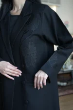 عباية بليزر اسود بتطريز شك اسود من جانب العلوى