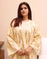 ⁦جلابيه بيج خليجيه بشك ترتر و فصوص ذهبي⁩ - الصورة ⁦3⁩