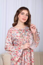 ⁦جلابيه احمر خليجيه مطرزه بورود ملونه من امام و خلف⁩ - الصورة ⁦10⁩
