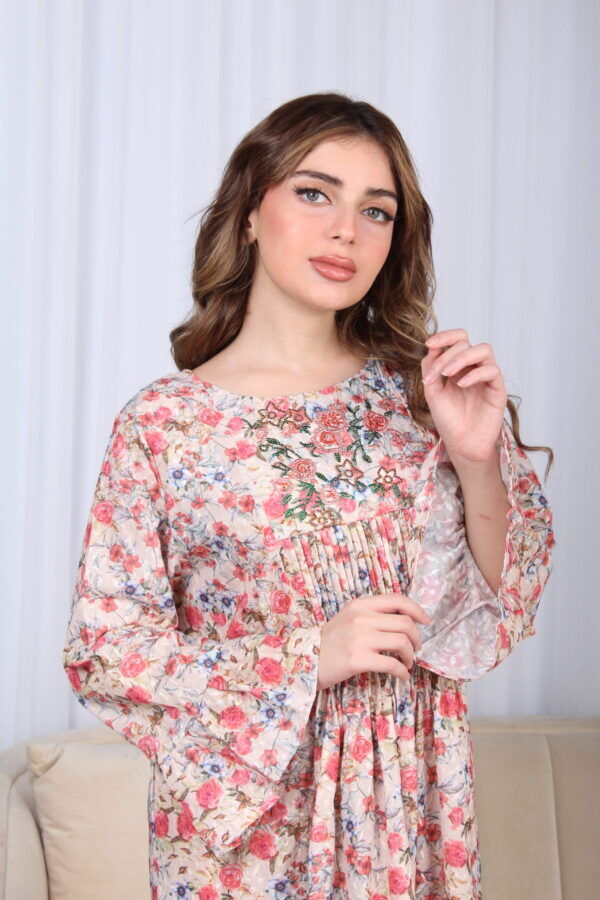 ⁦جلابيه احمر خليجيه مطرزه بورود ملونه من امام و خلف⁩ - الصورة ⁦10⁩