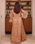 ⁦جلابيه خربزي خليجيه مطرزه بورود ملونه من امام و خلف⁩ - الصورة ⁦6⁩