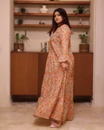 ⁦جلابيه خربزي خليجيه مطرزه بورود ملونه من امام و خلف⁩ - الصورة ⁦8⁩