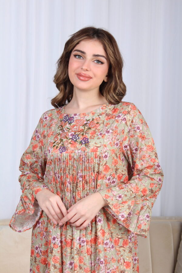⁦جلابيه خربزي خليجيه مطرزه بورود ملونه من امام و خلف⁩ - الصورة ⁦3⁩