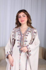 ⁦جلابية بيج ملكي قطعتين بتطريز دقات ملونة من الأمام و اكمام⁩ - الصورة ⁦7⁩