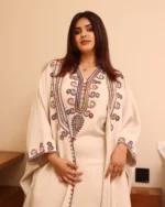 ⁦جلابية بيج ملكي قطعتين بتطريز دقات ملونة من الأمام و اكمام⁩ - الصورة ⁦4⁩