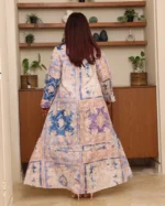 ⁦جلابية سماوي مزينه بدقات زرار من امام و فصوص⁩ - الصورة ⁦3⁩