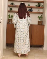 ⁦جلابية بياقة تركواز بترتر وتطريز كامل بورود⁩ - الصورة ⁦2⁩