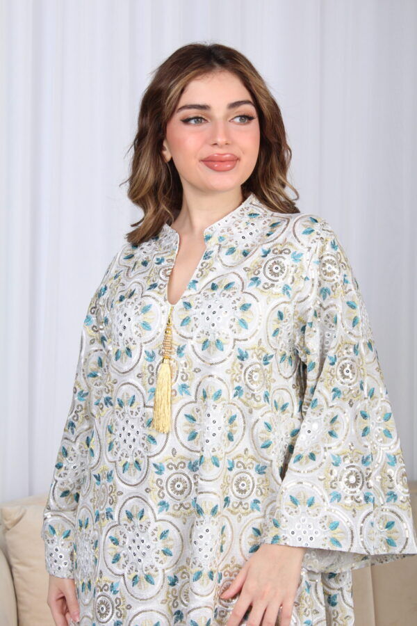 ⁦جلابية بياقة تركواز بترتر وتطريز كامل بورود⁩ - الصورة ⁦6⁩