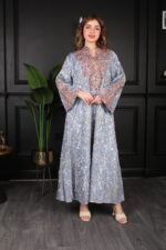 ⁦جلابية سماوي بتطريز دقات ملونة من الأمام و قماش لفتة⁩ - الصورة ⁦17⁩