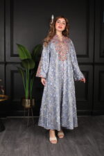 ⁦جلابية سماوي بتطريز دقات ملونة من الأمام و قماش لفتة⁩ - الصورة ⁦15⁩