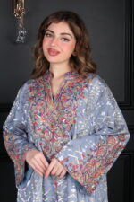 جلابية سماوي بتطريز دقات ملونة من الأمام و قماش لفتة