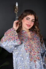 ⁦جلابية سماوي بتطريز دقات ملونة من الأمام و قماش لفتة⁩ - الصورة ⁦7⁩