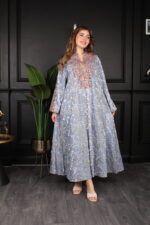 ⁦جلابية سماوي بتطريز دقات ملونة من الأمام و قماش لفتة⁩ - الصورة ⁦3⁩